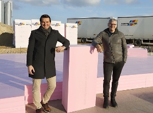 Dr. Heimo Pascher, Technischer Geschäftsführer der Austrotherm GmbH, und Klaus Haberfellner, Chef der Austrotherm-Gruppe, beim Besuch der Bauarbeiten in Pinkafeld (Foto: Austrotherm)