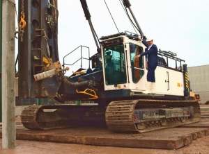 Vorstand Johan Kranenbroek beim Spatenstich per Bagger (Foto: Oerlemans Plastic)