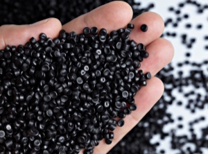 Kunststoffgranulat ist vielerorts derzeit knapp, sodass Verarbeiter in Alarmstimmung geraten (Foto: PantherMedia/kriengst@scg.com)