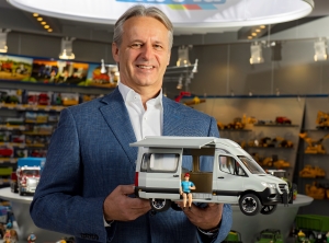 Paul Heinz Bruder mit der diesjährigen Neuheit, einem Camping-Bus im Maßstab 1:16 (Foto: Bruder)