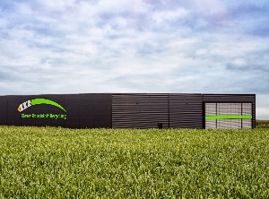Die neue Werkshalle am Niederrhein nahe der niederländischen Grenze (Foto: Klever Kunststoff Recycling)