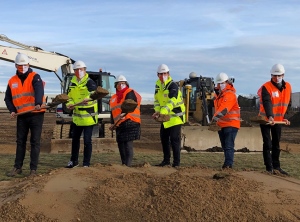Spatenstich für das neue Werk in Schwepnitz. Geschäftsführer Mark Bauder (4.v.l.) und Bürgermeisterin Elke Röthig (3.v.l.) mit Mitarbeitern und Vertretern der Baufirma Vollack beim Spatenstich (Foto: Bauder)