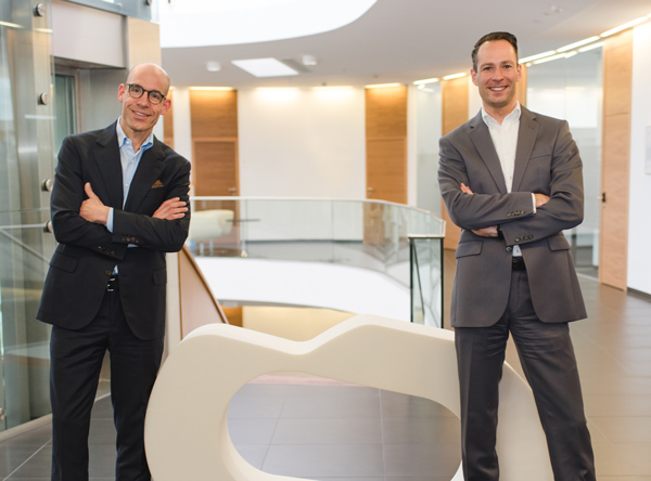 Oliver Bruns, Spartenleiter von Neveon (rechts), und Axel Kühner, Vorstandsvorsitzender der Greiner AG (Foto: Greiner)