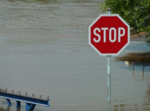 Hochwasser bringt die Schiffahrt auf dem Rhein zum Erliegen (Foto: Pixelio/Lupo)