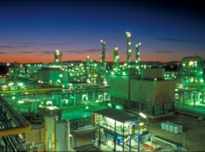 Die Ecros-Fabrik im katalanischen Cerdanyola bei Nacht (Foto: Ecros)