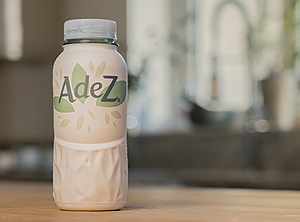 Ungarische Konsumenten dürfen demnächst testen: Das pflanzenbasierte Getränk „AdeZ“ in der 250-ml-Papierflasche (Foto: Coca-Cola)