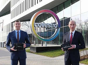 Dr. Markus Steilemann, Vorstandsvorsitzender von Covestro (links), und Finanzvorstand Dr. Thomas Toepfer präsentieren den digitalen Geschäftsbericht 2020 (Foto: Covestro)