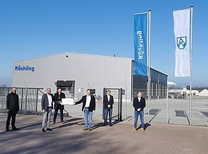 Eröffnung des Werks in Geeste: Bürgermeister Helmut Höke, Betriebsleiter Heiner Englisch, Geschäftsführer Florian Helmich, Betriebsleiter Michael Schulte, Daniel Lüken (Verfahrenstechnik) und Sebastian Einhaus (von links, Foto: Röchling)
