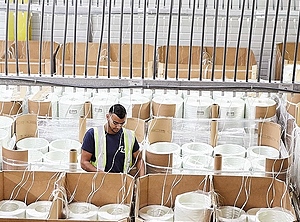 Weiterverarbeitung von Glasfaserrovings in der Materialsparte von STS (Foto: STS)