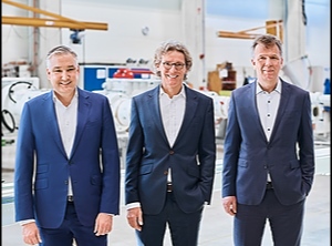 Thomas Holzer, Dr. Peter Schmidt (Geschäftsführender Gesellschafter) und Bernd Pielsticker (v.li., Foto: Troester)
