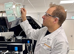 Überprüft die Druckqualität: Laborleiter Jürg Schleuniger (Foto: Continental)