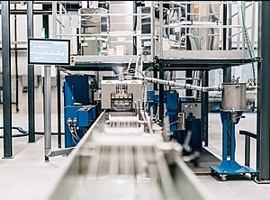 Flott gerüstet: die neue Compoundieranlage bei Heroplas mit dem Coperion-Extruder (Foto Heroplas).