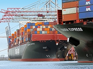 Lang gestaut, spät gelöscht: Containerschiff im Hafen von Southampton (Foto: Hapag Lloyd).