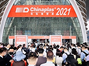 Think local, act local: auf der Chinaplas 2021 tummeln sich vor allem einheimische Besucher (Foto: Chinaplas).