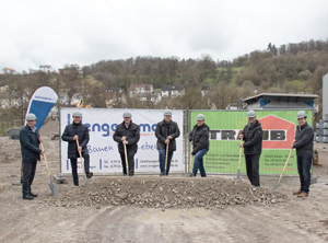 Gut behelmt ist halb geschippt: Bauherr Marcus Wirthwein (2. v.l.) und Kollegen beim ersten Spatenstich für die neue Halle (Foto: Wirthwein)