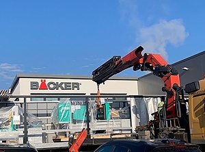 Im April erfolgte die Anlieferung der neuen Maschinen in Erndtebrück (Foto: Bäcker)