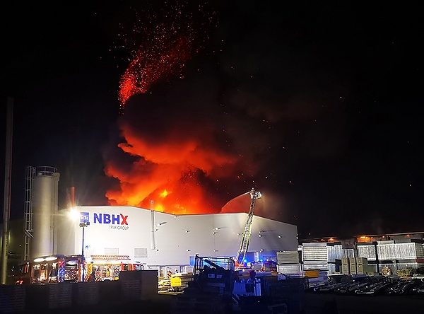 Großbrand bei einem Kunststoffverarbeiter in Bruchsal (Foto: Tibor Czemmel / Freiwillige Feuerwehr Bruchsal)