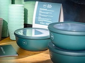 Ab 2023 müssen Restaurants, Bistros und Cafés ihre To-Go-Getränke und Take-Away-Essen in Mehrwegverpackungen anbieten (Foto: Recup)