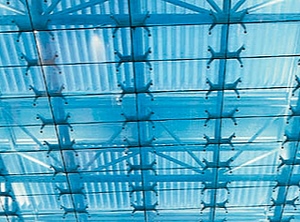 Die PVB-Folien kommen als Zwischenlage im Glasbau, der Sicherheitsverglasung, der Schallschutzverglasung und dem Automobilbau zum Einsatz (Foto: Trosifol)