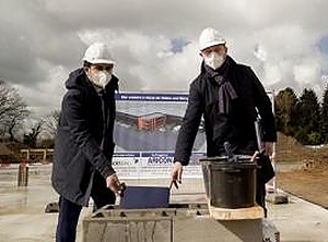 Spatenstich bei stürmischem Aprilwetter in Solingen (Foto: Aricon)