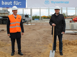 Nicolas Neuwirth, Geschäftsführer der thyssenkrupp Plastics (li.) und Dr. Harald Schroers, Geschäftsführer der WEP Wirtschaftsförderungs- und Entwicklungsgesellschaft des Kreises Pinneberg  (Foto: WEP)