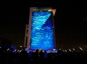 Die Mailänder Konzernzentrale von Tecnimont bei Nacht (Foto: Maire Tecnimont)