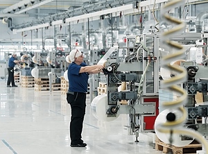 Folienverarbeitung bei Schur Flexibles (Foto: Schur Flexibles)