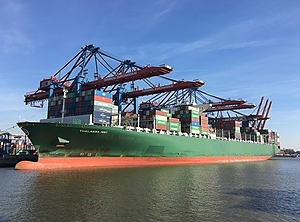 Ein Schiff wird kommen... schön wär’s. Die Containerlogistik spinnt (Foto: KI/Rebecca Lam)