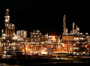 Leuchtet in der Nacht: der petrochemische Komplex von CSPC in Guangdong (Foto: Shell)