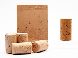 Strudel und schwarze Einsprengsel sollen die TPE-Korken natürlicher wirken lassen (Foto: Avient)