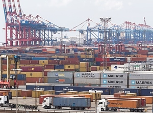 Was steht ihr denn so rum? Haufenweise Container in Bremerhaven (Foto: BLG Logistics)