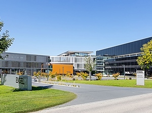 Der Eingangsbereich der Unternehmenszentrale in Schwertberg (Foto: Engel)