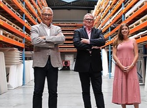 Francis Seynhaeve und Tochter Laurence (rechts) mit Igepa-Belux-CEO Dirk Salens (Foto: Igepa Belux)