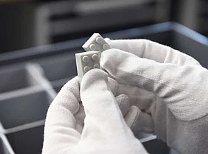 Premiere: Erstmals gibt es Bausteine aus Kunststoffabfällen (Foto: Lego)