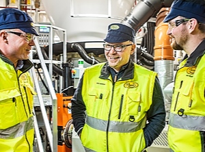 Geschäftsführer Jari Palosaari (Mitte) mit Mitarbeitern in Bjölas (Foto: Rani Plast)