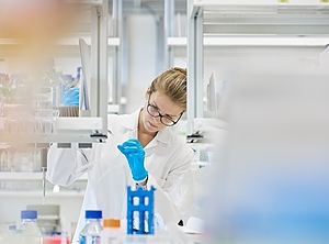 Fingerspitzengefühl: Schweizer Forscher bewerteten rund 10.500 Chemikalien (Foto: ETH Zurich/Gian Marco Castelberg)