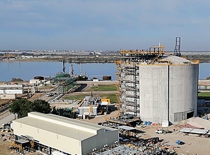 Ethylentank mit Terminal im Hintergrund (Foto: Kem One)