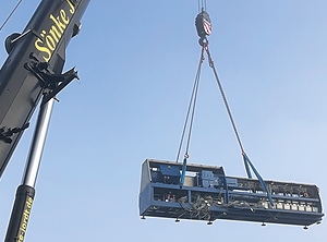 Der neue Doppelschneckenextruder auf dem Weg in die Produktionshalle (Foto: Polycomp)