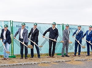 White-Collar-Men at Work: der erste Spatenstich für den Neubau in Laupheim (Foto: Röchling)
