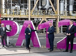 Einweihung der neuen Anlage im Chemiepark Marl: Michael Vassiliadis (IG BCE), NRW-Ministerpräsident Armin Laschet, Evonik-CEO Christian Kullmann und Aufsichtsratschef Bernd Tönjes (von links, Foto: Evonik)