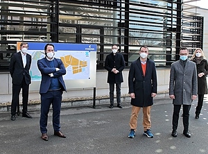 Bereits im Frühjahr hatten die Geschäftsführer Christoph Brandenburg (vordere Reihe, links), Sebastian Brandenburg (vordere Reihe, Mitte) und Siegbert Geldner (vordere Reihe, rechts) das Gelände im Industriepark Aurea gekauft (Foto: Craemer)
