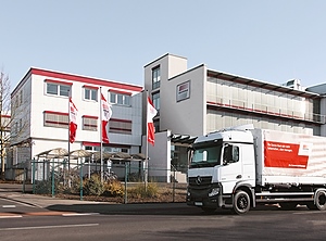 Im gleißenden Sonnenlicht: der Stammsitz in Marktheidenfeld (Foto: Warema Group)