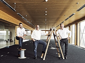 Die beiden Geschäftsführer Hannes Hämmerle (Mitte) und Wolfgang Humml.(re.) mit Projektleiter Christian Humml (Foto: 1zu1 Prototypen/Darko Todorovic)

