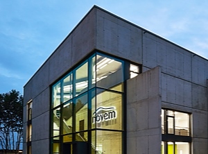 Beton und Glas, kein Kunststoff: die Zentrale in Vorbach (Foto: Novem)
