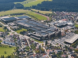 So malerisch kann Spritzgießmaschinenbau sein: das Stammwerk in Loßburg (Foto: Arburg)