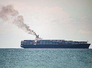 Einsamer Dampfer auf weiter See: In der Containerschifffahrt herrscht derzeit viel Rauch um nichts (Foto: Panthermedia/bnmk0819)