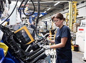 Spritzgießfertigung von Innenraumteilen (Foto: STS)