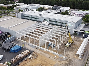 Stützen des Wachstums: der Neubau für die Produktion wächst empor (Foto: Heyco)