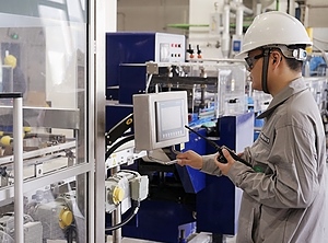 Hat viel zu tun: Arbeiter im Werk im chinesischen Zhangjiagang (Foto: Wacker Chemie)