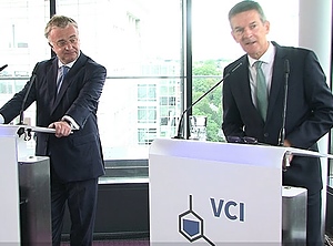 Die zwei vom VCI: Präsident Christian Kullmann (li.) und Hauptgeschäftsführer Dr. Wolfgang Große Entrup (Foto: KI)